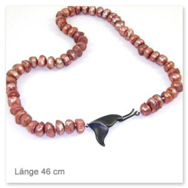 Rote Süßwasserpelkette mit geschwärztem Walflossenverschluss aus Silber
