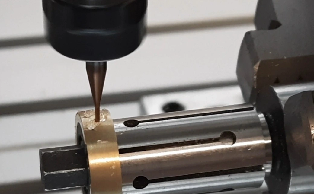 CNC-Maschine bearbeitet ein Schmuckteil